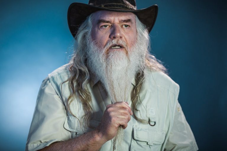 Personne surprise avec une barbe